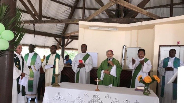 Mgr Emmanuel Lafont célèbre une messe en Guyane, lors d'une réunion de préparation au Synode pour l'Amazonie, en juillet 2019