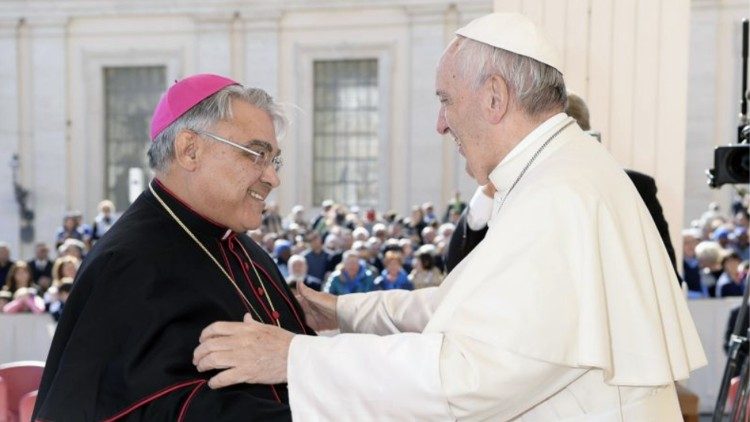 Mgr Marcello Semeraro, le préfet de la Congrégation pour les Causes des Saints, saluant ici le Pape François lors d'une audience générale en 2019.