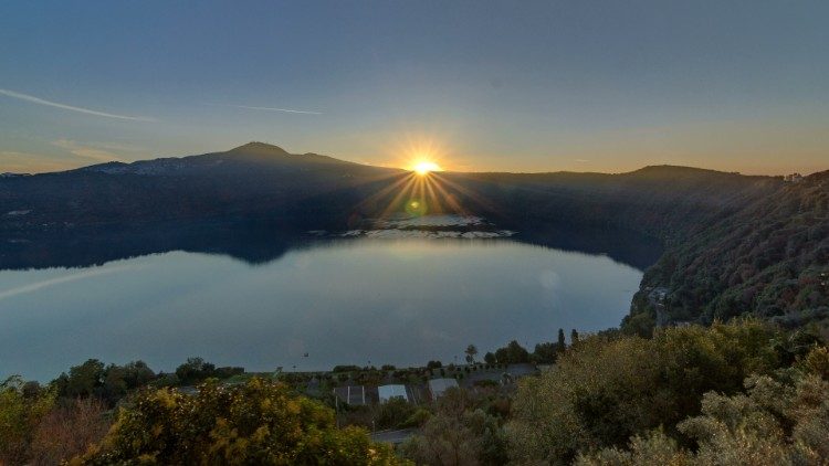 Lac d'Albano, vue depuis le Castel Gandolfo, résidence d'été des Papes. 