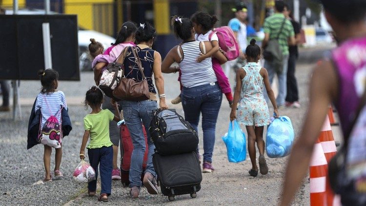 Des migrants fuyant le Venezuela, à la frontière avec le Brésil. 
