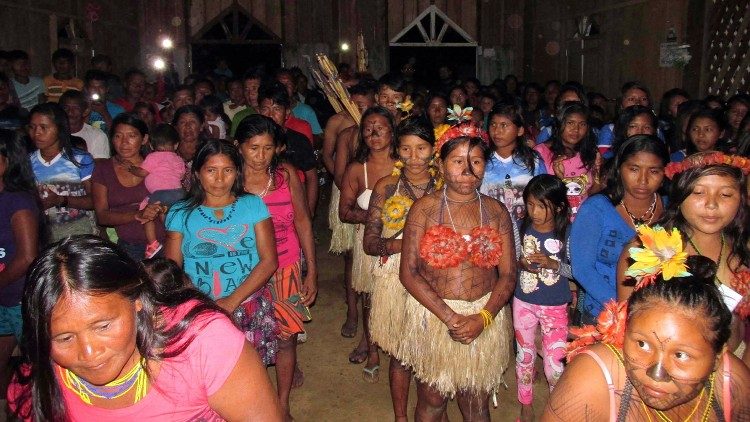 Domorodí obyvatelia amozónskej oblasti Itaituba pri svätej omši