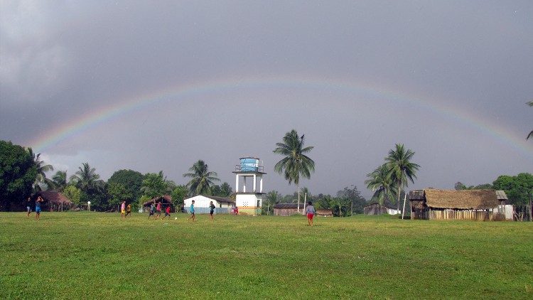 Regenbogen in der Prälatur Itaituba im Amazonasbecken