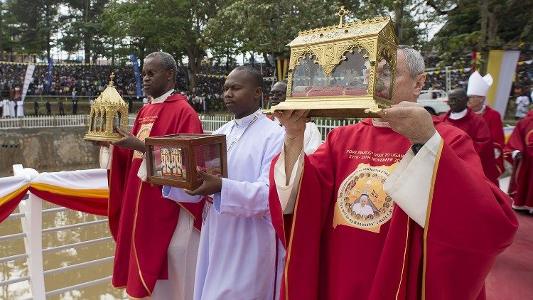 Kankinių relikvijų procesija popiežiaus Pranciškaus mišiose Namugongo katalikų šventovėje 2015 metais