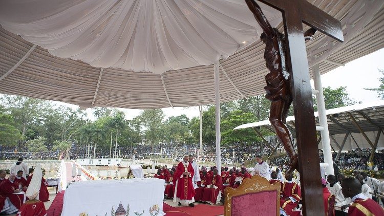 Misa del Papa el Santuario de Namugongo (28/11/2015)