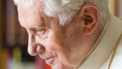 Una immagine di archivio del Papa emerito, Benedetto XVI