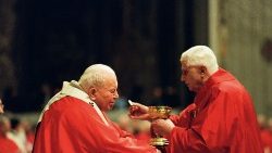 Im Heiligen Jahr 2000: Johannes Paul II. mit Kardinal Ratzinger, seinem späteren Nachfolger Benedikt