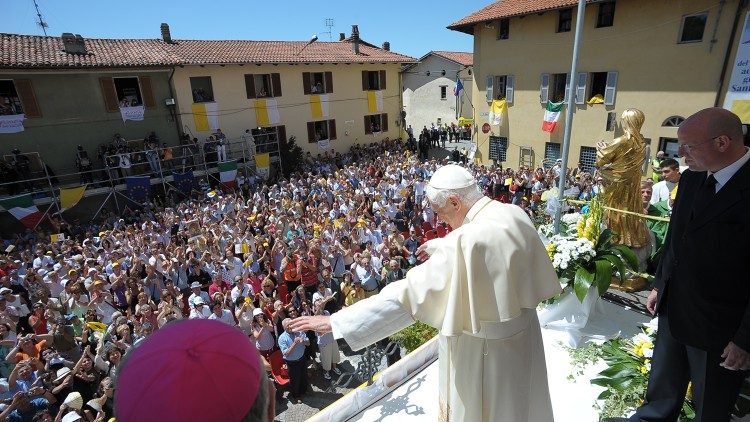 19 julio de 2009, Benedicto XVI en Val D'Aosta, durante el Ángelus con los ciudadanos de Romano Canavese y de la diócesis de Ivrea, Italia