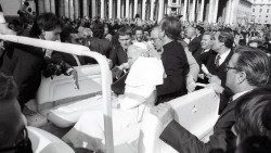Papa João Paulo II ferido após ser alvejado na Praça São Pedro em 13 de maio de 1981