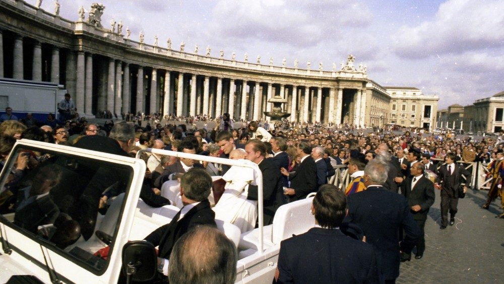 Per pasikėsinimą sužeistas popiežius Jonas Paulius II 1981 m. gegužės 13 d.