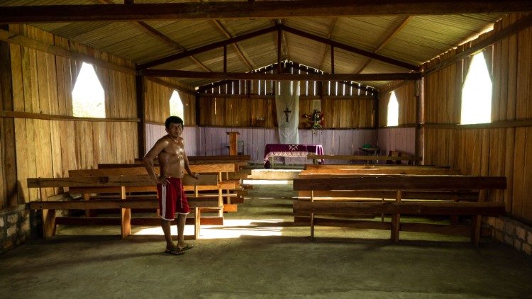 Église située dans un village indigène d'Amazonie