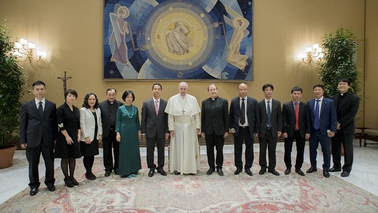 Папа Франциск с вьетнамской делегацией