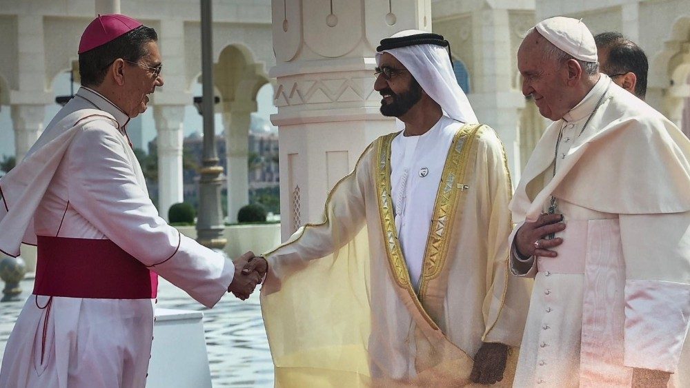 Mons. Ayuso si podáva ruku s predsedom vlády SAE šejkom Mohammedom bin Rashidom (Abú Zabí, 4. feb. 2019)