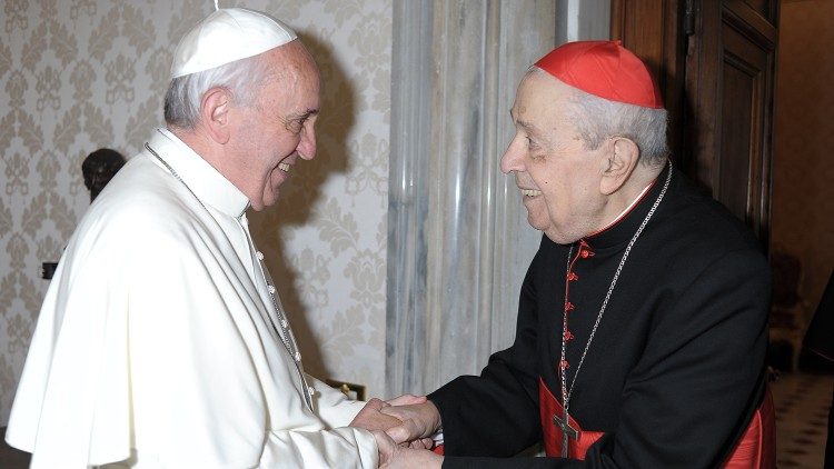 Кардинал Акилле Сильвестрини на встрече с Папой Франциском в Ватикане (6 июля 2013 г.)