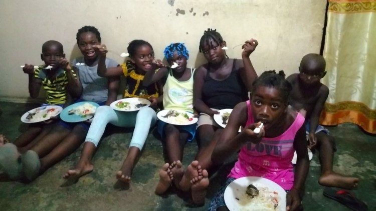Grupo de crianÃ§as em Angola