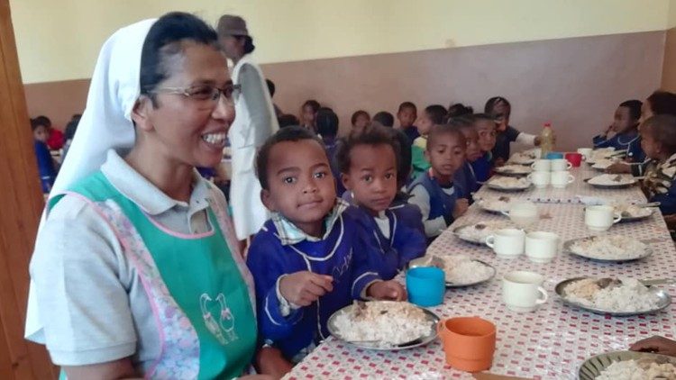 Um refeitÃ³rio escolar em Madagascar