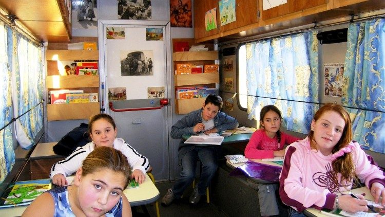 Des enfants apprennent à lire et à écrire dans l’un des camions école du réseau lasallien.