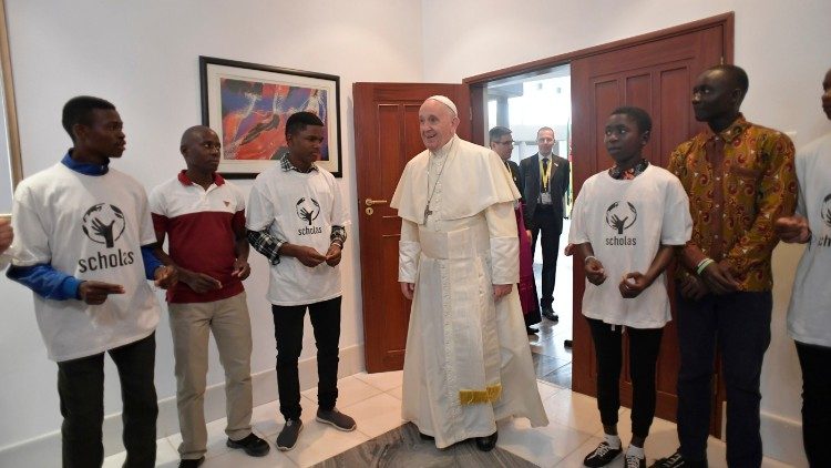 Papa Francisco con jóvenes de Scholas Occurrentes en Mozambique 