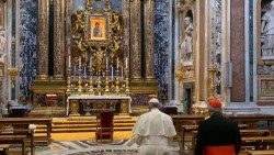 Le Pape en prière à Sainte-Marie-Majeure, le 10 septembre 2019, au retour de son 31e voyage apostolique.