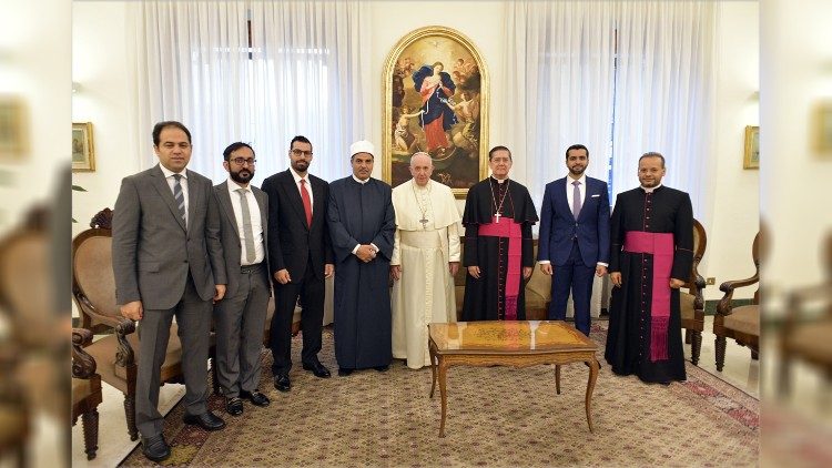 Augstākās komitejas locekļi kopā ar pāvestu