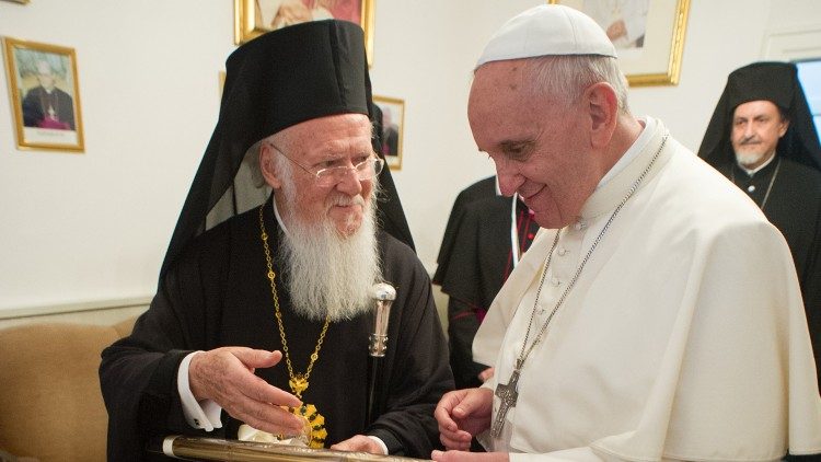 Le Patriarche Bartholomée présente un cadeau au Pape François, ici le 25 mai 2014 lors de leur rencontre en Terre Sainte.