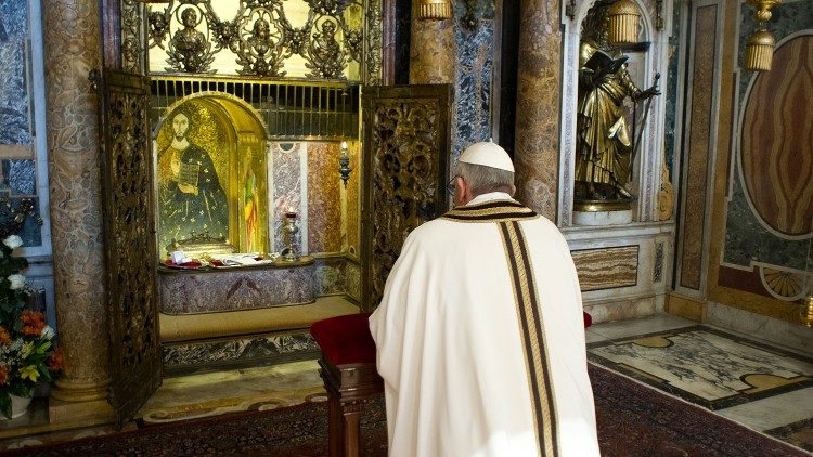 Papst Franziskus betet 2013 am Grab des hl. Petrus im römischen Petersdom