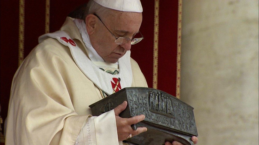 Pápež František s relikviárom sv. Petra
