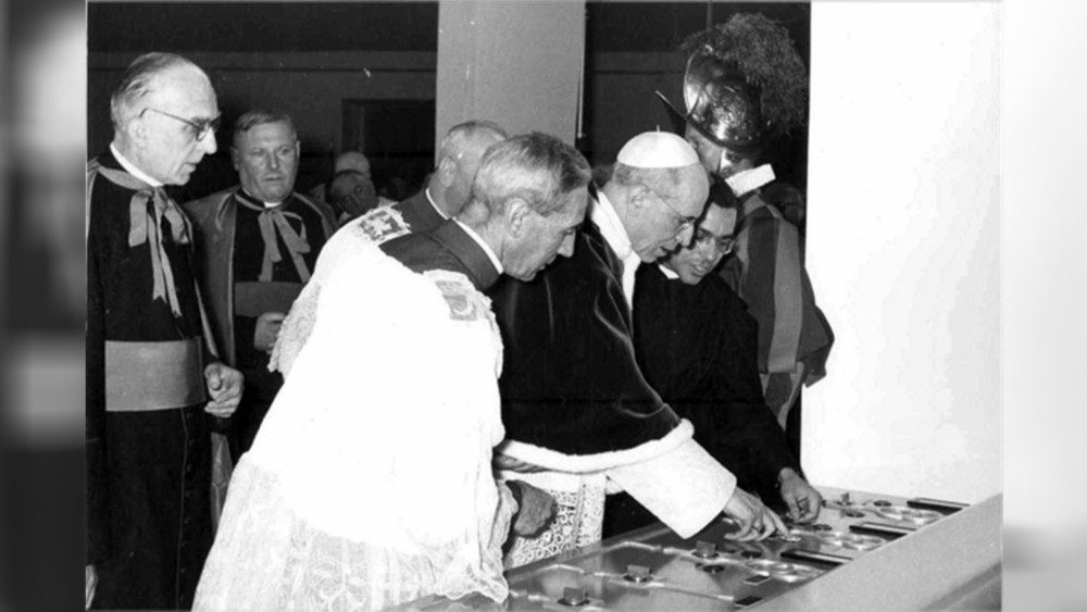 Pius XII. - Eugenio Pacelli na návšteve vo vysielacom pracovisku Vatikánskeho rozhlasu