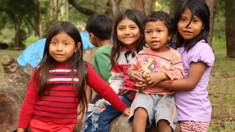 Деца от коренните населения на Амазония