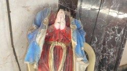 Una statua della Madonna distrutta dall'Isis