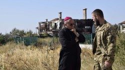 In der Ostukraine: Ein Priester spricht mit einem Soldaten
