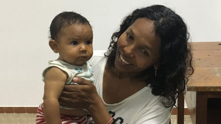 Carmen su sūneliu Ekvadoro Caritas pabėgėlių centre