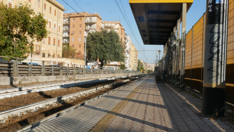 A estação do bairro romano de Torpignattara, onde se cruzam diariamente as vidas de Admon, Monika e Soumaila