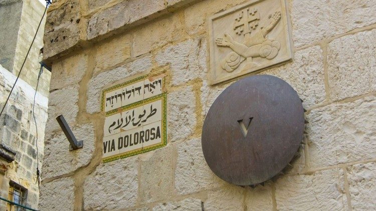 Stara oznaka V. postaje Križnoga puta na "Via Dolorosa" u Jeruzalemu - rimski broj na metalnom disku