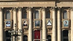 Shpallaja e disa shenjtorëve në Vatikan