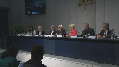 Il tavolo dei partecipanti al briefing del Sinodo dei vescovi per la Regione Panamazzonica