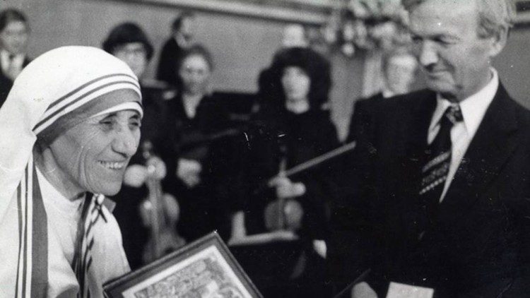 Мать Тереза получает Нобелевскую премию мира