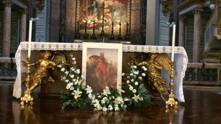 Hovedalteret i San Carlo al Corso med et bilde av Hellig Olav i rustning