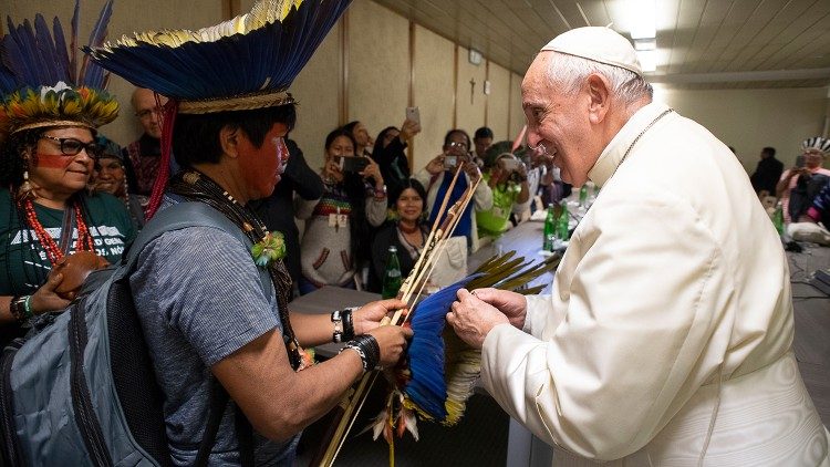 Papež při setkání s amazonskými domorodci (2017)