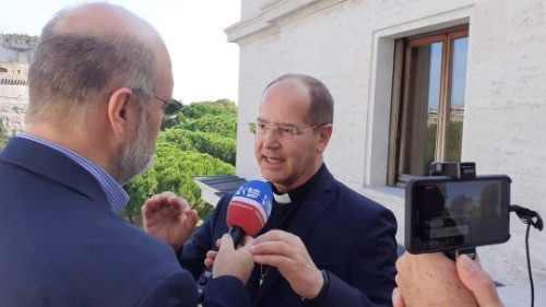 Der Vorsitzende der Brasilianischen Bischofskonferenz, Erzbischof Walmor Oliveira de Azevedo, im Gespräch mit Vatican News (Archivbild)