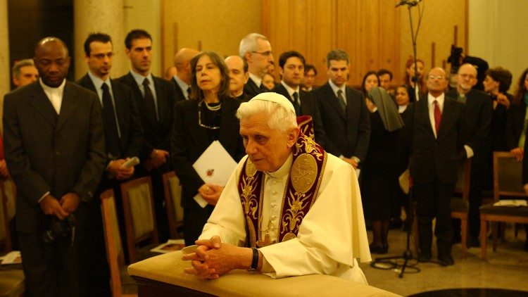 The late Pope Emeritus prays in the chapel of Vatican Radio's headquarters