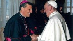 Com o Papa Francisco, o secretário geral do Sínodo, o cardeal Mario Grech (Vatican Media)