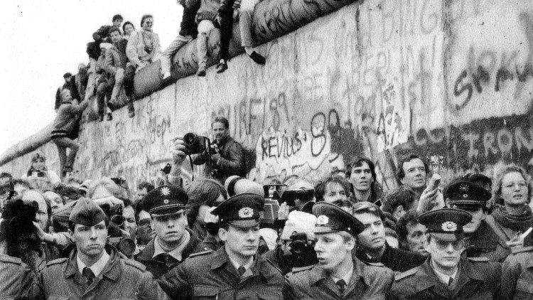 1989 lapkričio 9-ąją Berlyno siena žlugo