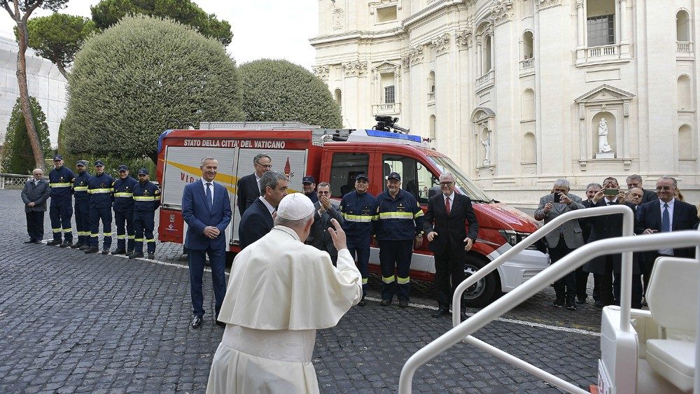2019.11.06 Papa Francesco incontra i vigili del fuoco davanti Santa Marta