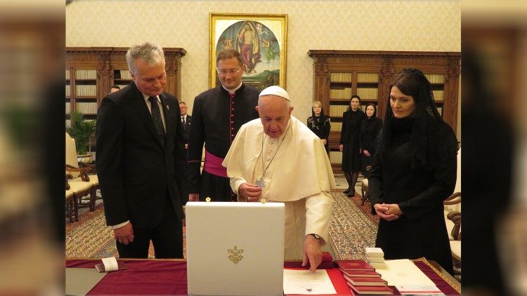 教宗接见立陶宛瑙塞达总统