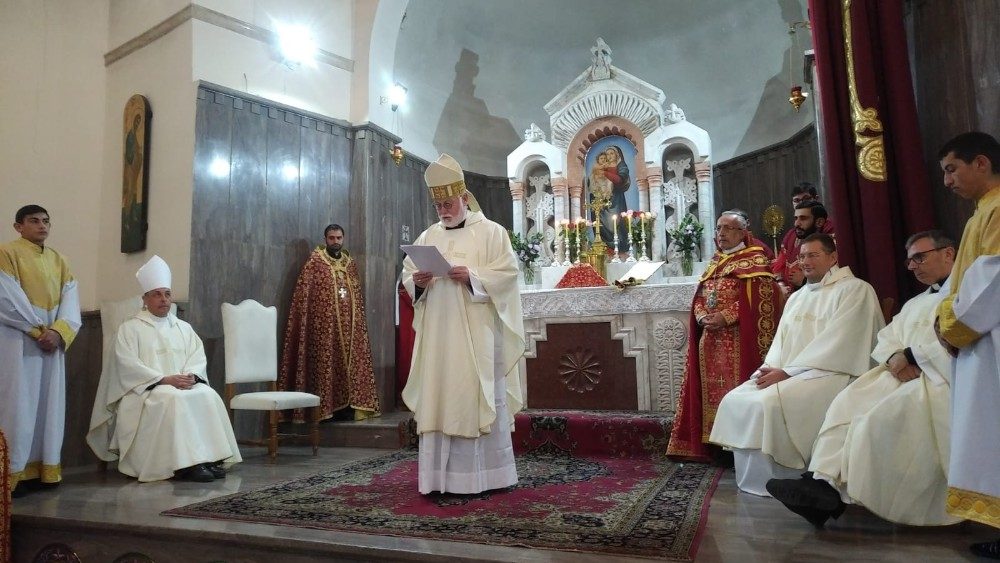 2019.11.10 Armenia. Monsignor Paul Gallagher presiede la Messa nella Chiesa dei Santi Martiri degli armeni cattolici a Gyumri (10-11-2019).
