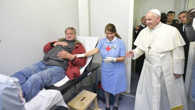 Le 15 novembre 2019, le Pape François avait visité une clinique provisoire montée place Saint-Pierre à l'occasion de la 3e Journée mondiale des Pauvres
