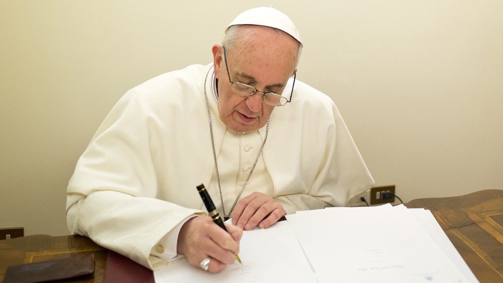 Papst Franziskus unterzeichnet ein Dokument