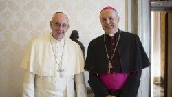 Le Pape François avec Mgr Gabriele Caccia, Observateur permanent du Saint-Siège à l'ONU de New York, en 2019.
