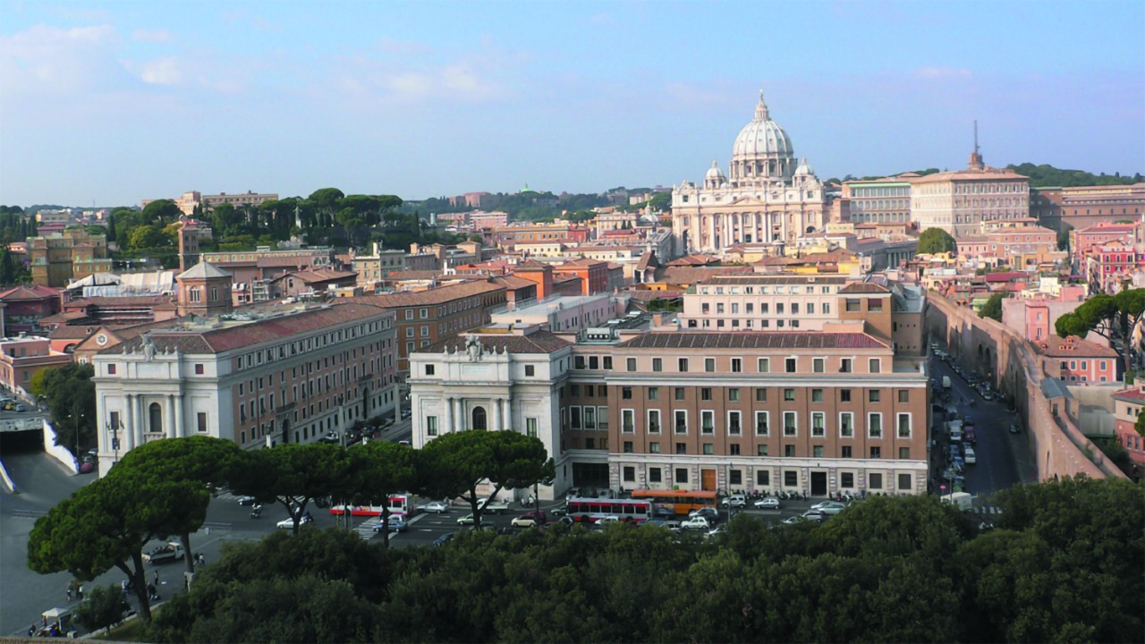Zgradba Palazzo Pio, kjer se nahaja sedež Radia Vatikan, z baziliko sv. Petra v ozadju
