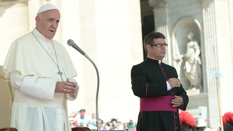 Pápežov osobný sekretár Mons. Fabián Pedacchio po boku Svätého Otca